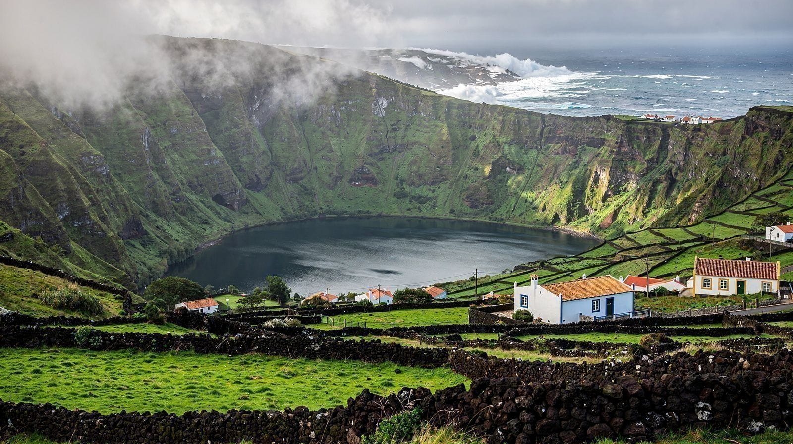 Pourquoi les lacs de cratère de São Miguel semblent peints