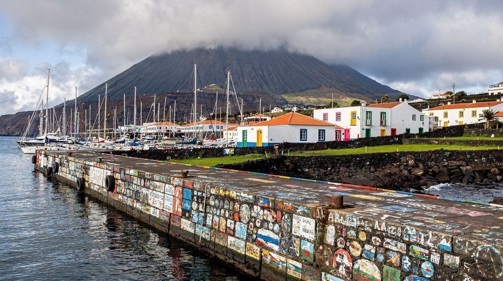 Horta: el histórico puerto de marineros de Faial