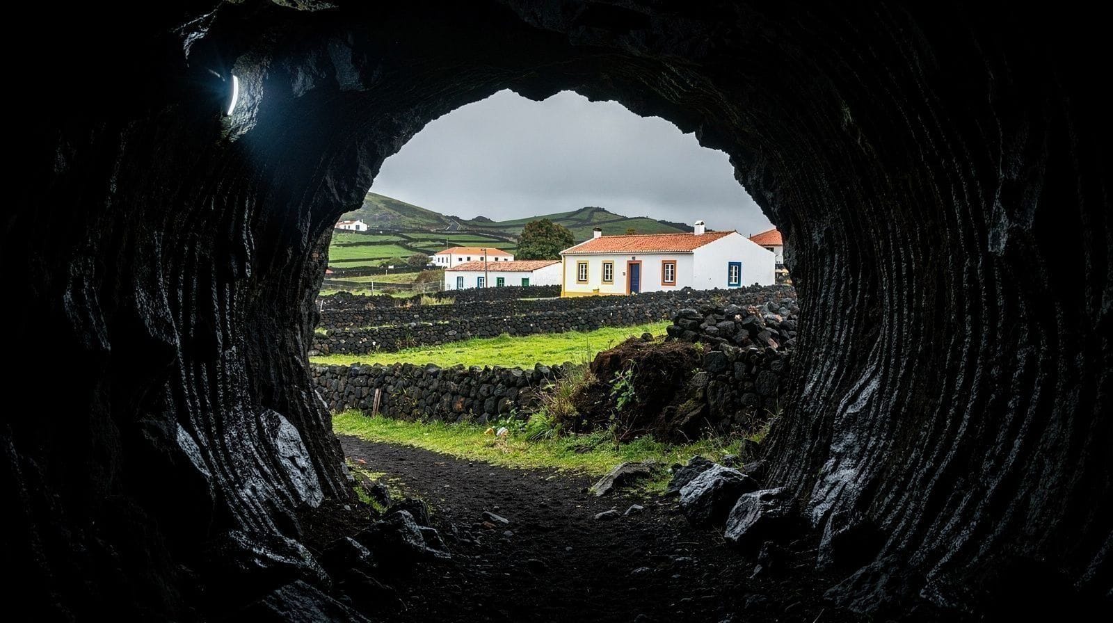 Algar do Carvão: la chimenea volcánica de Terceira en la que se puede entrar