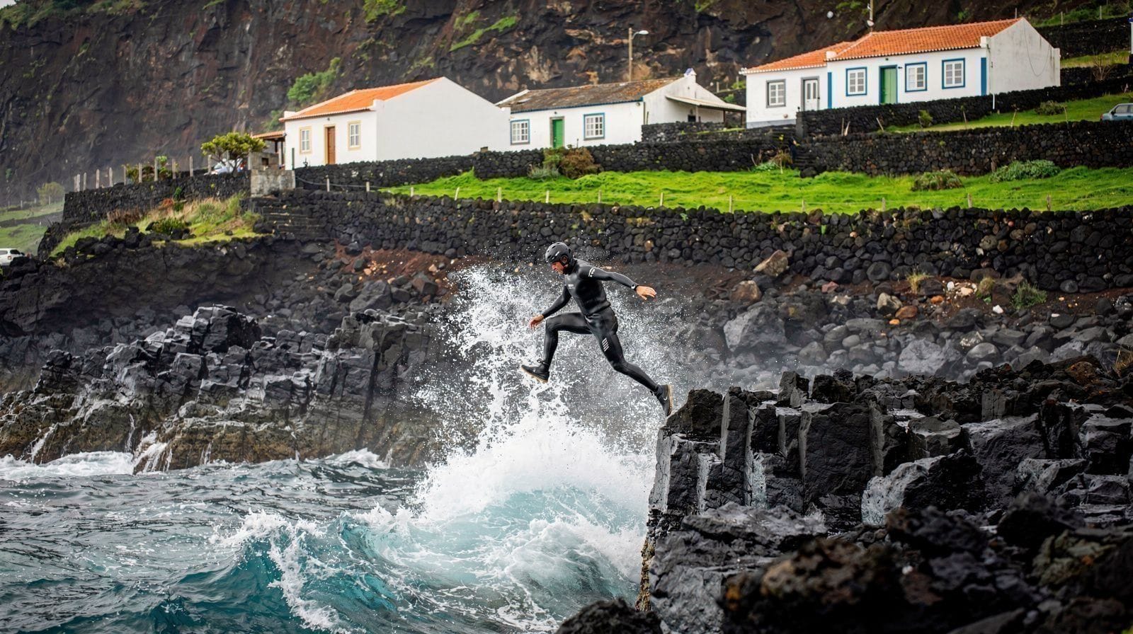 Coasteering en las Azores: acantilados, saltos y baños en el Atlántico