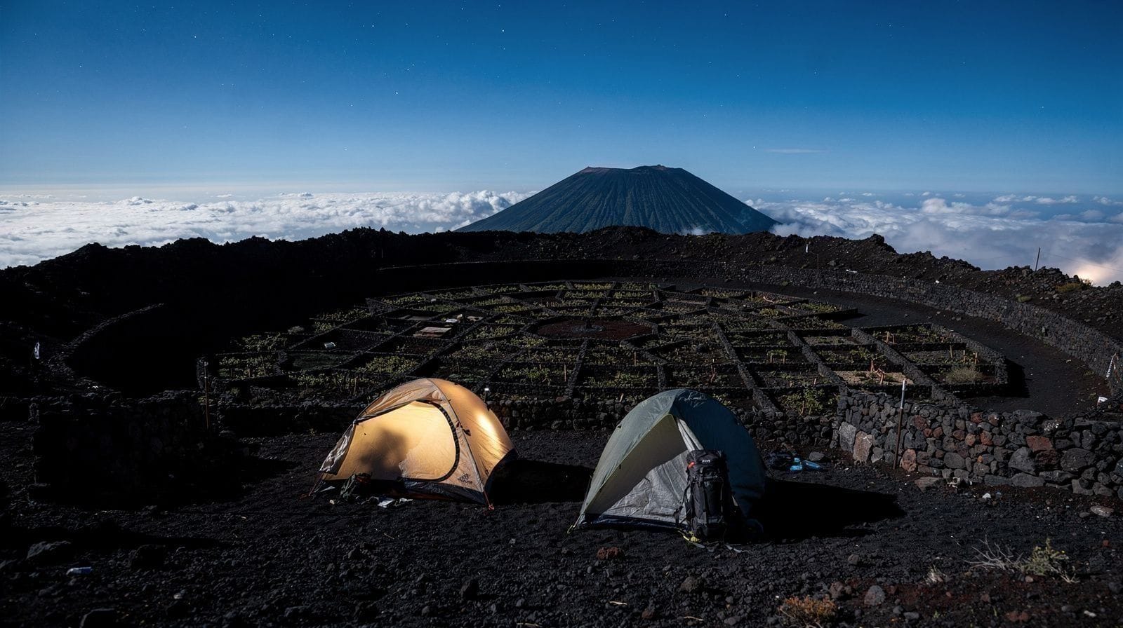 Acampada nocturna en la cumbre del Pico