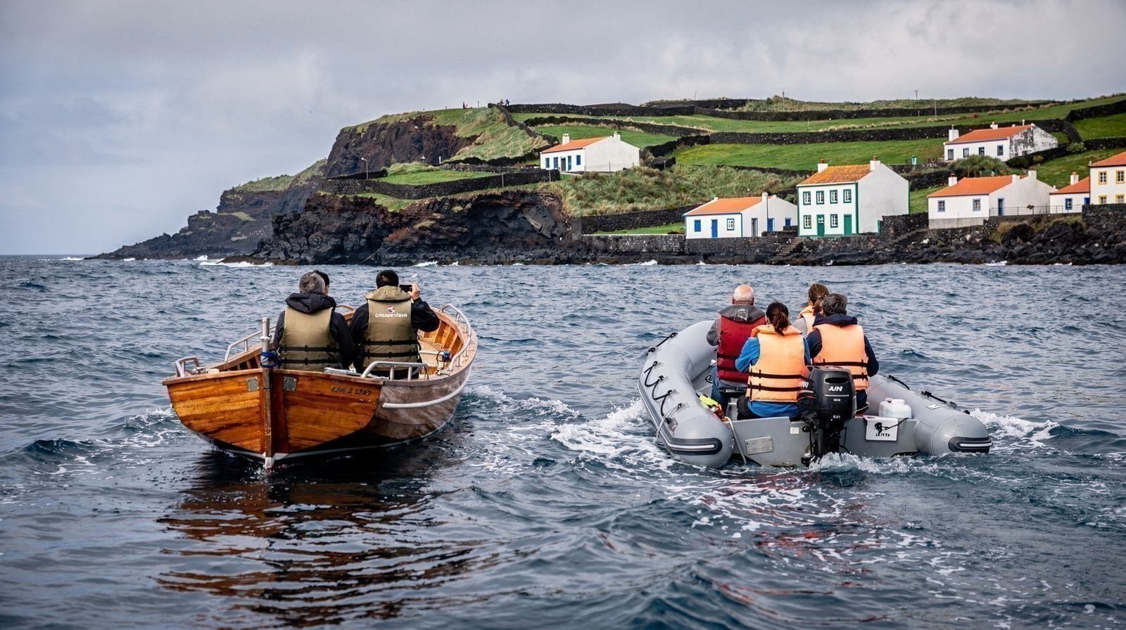 Barco tradicional vs RIB para el avistamiento de ballenas en las Azores