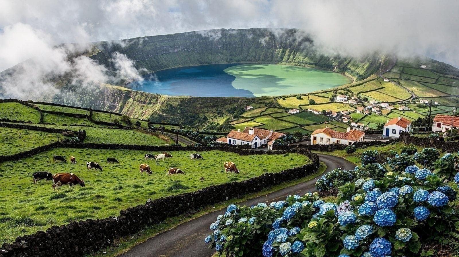 Les deux lacs jumeaux de cratère de Sete Cidades, l'un bleu et l'autre vert, vus depuis le point de vue Vista do Rei au-dessus de Ponta Delgada.
